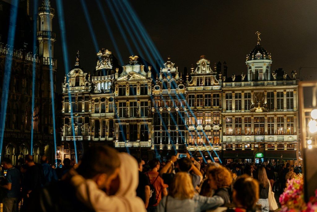 A crowd of people standing in front of a building